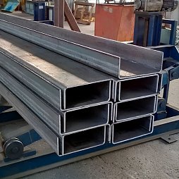 Нержавеющий швеллер гнутый равнополочный